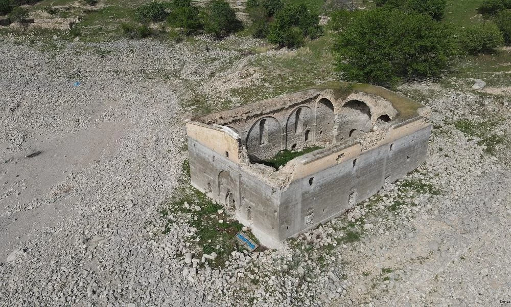 Αρμένικη (;) εκκλησία αναδύθηκε από την θάλασσα μετά την αναγνώριση της γενοκτονίας από τον Μπάιντεν